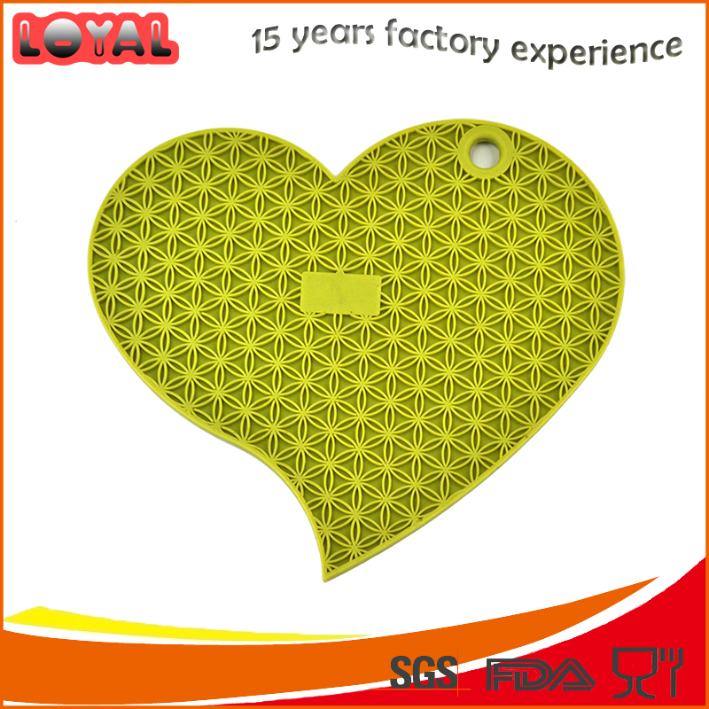 Protect the table heart shaped silicone hot dish placemat Protect the table heart shaped silicone hot dish placemat